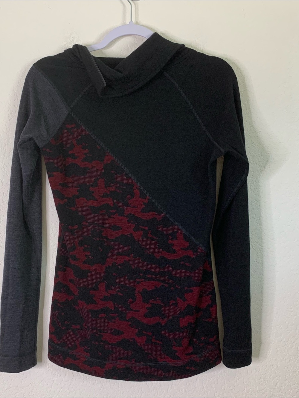 Smartwool Merino 250 Asym Top in black and Tibetan red camouflage S - Picture 7 of 7